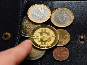 "بيتكوين" هي عملة إلكترونية لا يوجد لها بديل فيزيائي ويتم تداولها عبر الإنترنت فقط