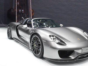 بورش 918 سبايدر زُوِّدت هذه السيارة الهجينة بمحرك وقود V-8 سعة 4.6 ليتر ويزن 135 كغ بالإضافة إلى احتوائها على اثنين من المحركات الكهربائية بورش 918 سبايدر زُوِّدت هذه السيارة الهجينة بمحرك وقود V-8 سعة 4.6 ليتر ويزن 135 كغ بالإضافة إلى احتوائها على اثنين من المحركات الكهربائية