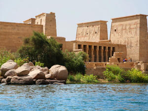 تعتبر إيرادات السياحة وقناة السويس وتحويلات المصريين في الخارج مصدرا رئيسيا للعملة الصعبة في البلاد