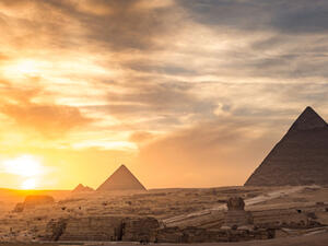 يمثل قطاع السياحة ركيزة أساسية لاقتصاد مصر ومصدر رزق لملايين المواطنين وموردا رئيسيا للعملة الصعبة