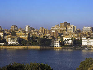 تعرضت السياحة في البلاد لضربة موجعة حين نصحت حكومات أوروبية مواطنيها بعدم السفر إلى مصر غداة أعمال العنف التي اندلعت في يوليو تموز وأغسطس آب الماضيين