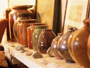 بين الحياري أن النقابة تلقت وعودا من الوزارة بفرض رسوم معينة على استيراد هذه المواد من الخارج