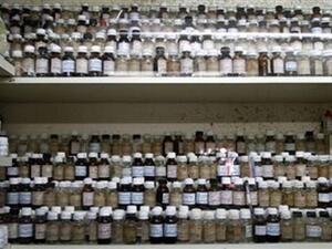 اعتبر ولد محمدي أن تنمية و تطوير الصناعة الملحقة (مستلزمات المواد الأولية و مكونات و أدوات أخرى للتوضيب و التغليف) من شأنه أن يسهم وبقدر كبير في تحسين أداءات الصناعة الصيدلانية