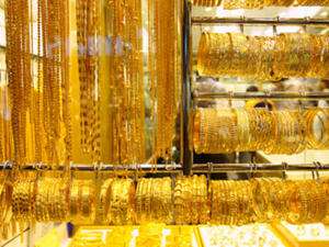 أنهى الذهب عام 2012 على ارتفاع بنسبة 7%، وذلك على الرغم من الانخفاض الحاد الذي شهدته اسعار المعدن الأصفر خلال شهر ديسمبر الماضي، أي في الأسابيع الأخيرة من العام المنتهي
