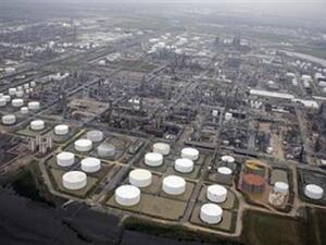 ان مصنعي البتروكيماويات في الدول المتقدمة أصبح بمقدورهم الآن الحصول على الغاز بكميات ضخمة وبأسعار منخفضة وهو ما سيضعف من الميزة التنافسية التي تتمتع بها مصانع البتروكيماويات في منطقة الخليج العربي عن منافساتها حول العالم