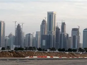 سبب ارتفاع أسعار الأراضي في قطر يعود إلى التزاوج بين عاملي تسارع النمو السكاني وارتفاع حصة الفرد من الناتج المحلي الإجمالي وهو ما يقود لزيادة قوية في الطلب على الإسكان وارتفاع أسعار العقارات