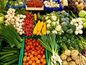 أكد تجار وبائعو خضروات يوم أمس السبت أن هذه الزيادة مفتعلة تسبب فيها اتفاقات عدد من تجار بيع الخضروات على رفع السعر مع بداية شهر رمضان