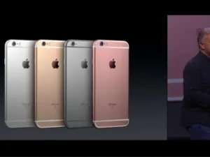 هاتف iPhone 6s يأتي بشاشة قياس 4.7 بوصة، في حين يحمل iPhone 6s Plus شاشة بقياس 5.5 بوصة