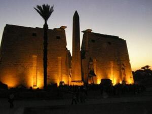 الأقصر تلقب بمدينة المائة باب أو مدينة الشمس عُرفت سابقاً باسم طيبة، هي عاصمة مصر في العصر الفرعوني