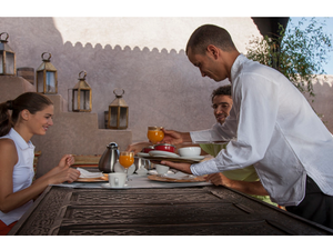 يسمح قانون الصرف لكل مغربي مقيم بالمملكة بالحصول على أربعة آلاف دولار من العملة الصعبة في العام الواحد، عند الرغبة في السفر إلى الخارج.