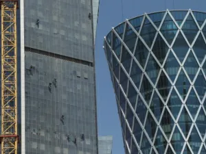 بدأت قطر مفاوضات مع مجموعة «سيجي» الهندسية الفنلندية للإنشاءات لإقامة مجموعة فنادق عائمة قبالة سواحل الدوحة لاستيعاب الأعداد الكبيرة من الزائرين التي ستتدفق على العاصمة القطرية لمتابعة مباريات كأس العالم لكرة القدم والتي ستقام في الدوحة عام 2022