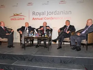 الرؤساء التنفيذييون السابقون للملكية الأردنية / من اليمين : الرئيس الحالي المهندس عامر الحديدي ، المهندس سامر المجالي (2001-2009) ، نادر الذهبي (1994-2001) ، حسام أبو غزالة (1989-1991) ، والنائب السابق لرئيس الإتحاد العالمي للنقل الجوي (أياتا) الدكتور مجدي صبري