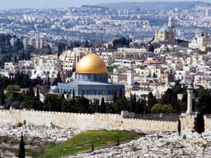 تبلغ الديون المتراكمة على السلطة الفلسطينية للبنوك المحلية والقطاع الخاص ومؤسسات مالية دولية ما يقارب أربعة مليارات دولار