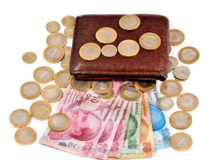 بلغ سعر الليرة التركية 2.0947 ليرة للدولار، بعدما تجاوز 2.18 للدولار الواحد الأسبوع الماضي، و2.9851 ليرة مقابل اليورو، مقتربة بذلك من العتبة الرمزية الممثلة بثلاث ليرات مقابل اليورو