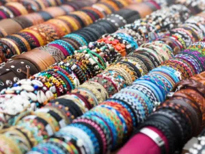 تنوعت المعروضات النسائية، في المعرض الذي يستمر على مدار سبعة أيام في مركز الرياض الدولي للمعارض. في مجال المأكولات والأزياء والإكسسوارات والعطور والأعمال اليدوية والحرفية والديكور والتصوير وتنظيم الحفلات
