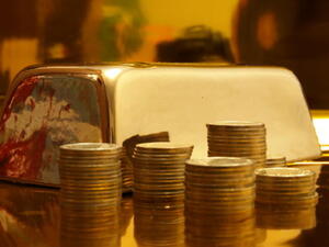 قال التقرير إن إجمالي ما تملكه الدولتان يبلغ 609٫7 أطنان بنحو 322٫9 طنا في السعودية تشكل 2% من الاحتياطي النقدي الأجنبي في السعودية مقابل 286٫3 طنا تشكل 25% من الاحتياطي النقدي الأجنبي في لبنان