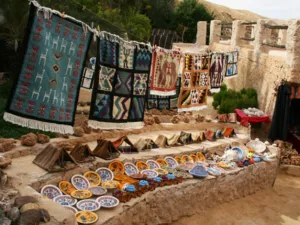 تأثرت تونس بتراجع إقبال السياح الأجانب على البلاد، بسبب الأوضاع السياسية المهزوزة والتهديدات الإرهابية التي عرفتها البلاد