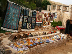 تأثرت تونس بتراجع إقبال السياح الأجانب على البلاد، بسبب الأوضاع السياسية المهزوزة والتهديدات الإرهابية التي عرفتها البلاد