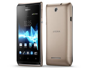 يتيح هاتف Xperia E4 Dual الاستخدام الأمثل لمدة طويلة خلال أيام العمل، مع بطارية فائقة الأداء تستمر لمدة يومين كاملين بالإضافة إلى أن الهاتف يوفر خاصية التقاط صور مثالية بمنتهى السهولة والسرعة