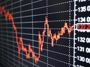 شهدت جميع القطاعات تراجعات متفاوتة جاء على رأسها قطاع الأعلام والنشر