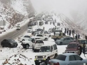 بدأ سقوط الثلوج على الأردن منذ مساء الخميس، إلا أنه تكثف بصورة أكبر مساء الجمعة وهطل بكميات كبيرة بصورة مفاجئة، ما أدى إلى إغلاق كافة الطرق في المملكة تقريباً، فيما أصبح الوصول إلى المطار الوحيد في العاصمة عمان مستحيلاً