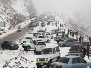 بدأ سقوط الثلوج على الأردن منذ مساء الخميس، إلا أنه تكثف بصورة أكبر مساء الجمعة وهطل بكميات كبيرة بصورة مفاجئة، ما أدى إلى إغلاق كافة الطرق في المملكة تقريباً، فيما أصبح الوصول إلى المطار الوحيد في العاصمة عمان مستحيلاً