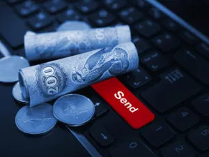 اعتبر صندوق النقد الدولي أن هبوط النفط فرصة أمام دول “مجلس التعاون الخليجي” لتنويع الاقتصاد، وتوسيع مشاركة القطاع الخاص، وخلق بيئة مواتية للأعمال، وتوخي الحذر في التعامل مع النفقات العامة والإيرادات العامة