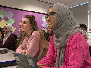 تعد الهنجليزية لغة رائجة في المناطق المدنية والحضرية في الهند، واللغة المفضلة لرجال الأعمال هناك