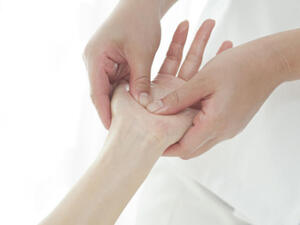 دلكي العضلة الموجودة تحت إصبع إبهامك لتقضي على التوتر
