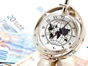 حذر البنك في تقريره افاق الاقتصاد العالمي للعام 2014 الذي صدر في وقت سابق أن تلك الافاق المتفائلة معرضة لانتكاسات