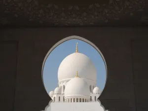 Sheikh Zayed Mosque in Abu Dhabi welcomed more than 2.56 million tourists in 2012. (Pixabay)