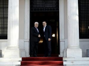 رئيس الوزراء اليوناني الكسيس تسيبراس (يمين) والرئيس الفلسطيني محمود عباس