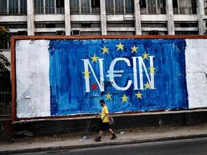 رسم لعلم الاتحاد الاوربي مع كلمة لا في اثينا
