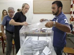 نتائج اولية تشير الى تقدم الرافضين في استفتاء اليونان