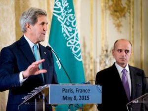 وزير الخارجية الأمريكي جون كيري (إلى اليسار) ونظيره السعودي عادل الجبير في باريس يوم 8 مايو ايار
