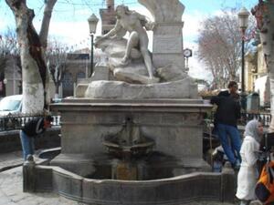 مطالبات بنقل التمثال إلى المتحف كونه خادشا للحياء والحكومة ترفض