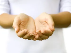تُعتبر اليدين أحد الأجزاء المُهمة التي تعكس جمال المرأة
