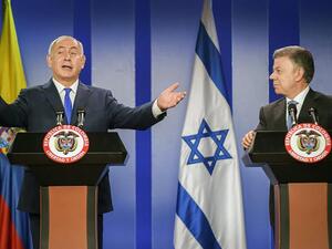 Prime Minister Benjamin Netanyahu, left, and former Colombian President Juan Manuel Santos at a ceremony to sign agreements at the Narino palace in Bogota, 2017. (AFP/Raul Arboleda)