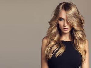 يجب حماية الشّعر من أشعّة الشّمس الضّارة

