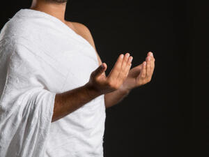 عند الذهاب إلى الحج يجب المداومة على غسل اليدين بالماء والصابون 