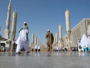 يجب تخفيف الملابس قدر الإمكان أثناء الحج