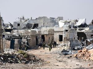 يرفع أحدهم بندقية ويصرخ قائلاً  "الرقة تحررت يا خيو" 