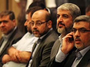 خالد مشعل (وسط)