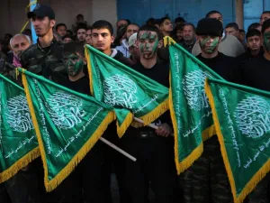 وشددت حركة حماس على أن السلاح يجب أن يتوجه فقط إلى العدو الصهيوني
