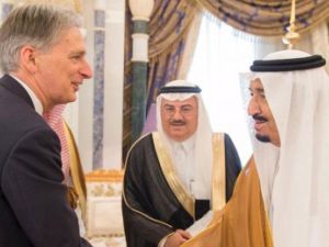 وزير الخارجية البريطاني فيليب هاموند خلال لقائه مع العاهل السعودي