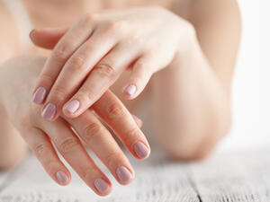 يحدث اسمرار اليدين للعديد من الأسباب، ومنها: كثرة التعرّض لأشعّة الشمس