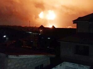 طلبت السلطات من السكان تجنب المرور في الحي طالما ان الحريق لم يخمد 