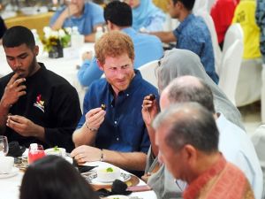 حضر الأمير هاري حفل إفطار حضره أكثر من 100 من الجالية المسلمة 