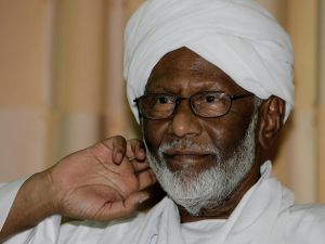 تحالف مع عمر البشير، خلال الانقلاب العسكري الذي حمل الأخير إلى السلطة عام 1989