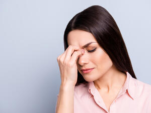 من العلاجا ت المنزلية لصداع الصيف تدليك المناطق المحيطة بالعينين

